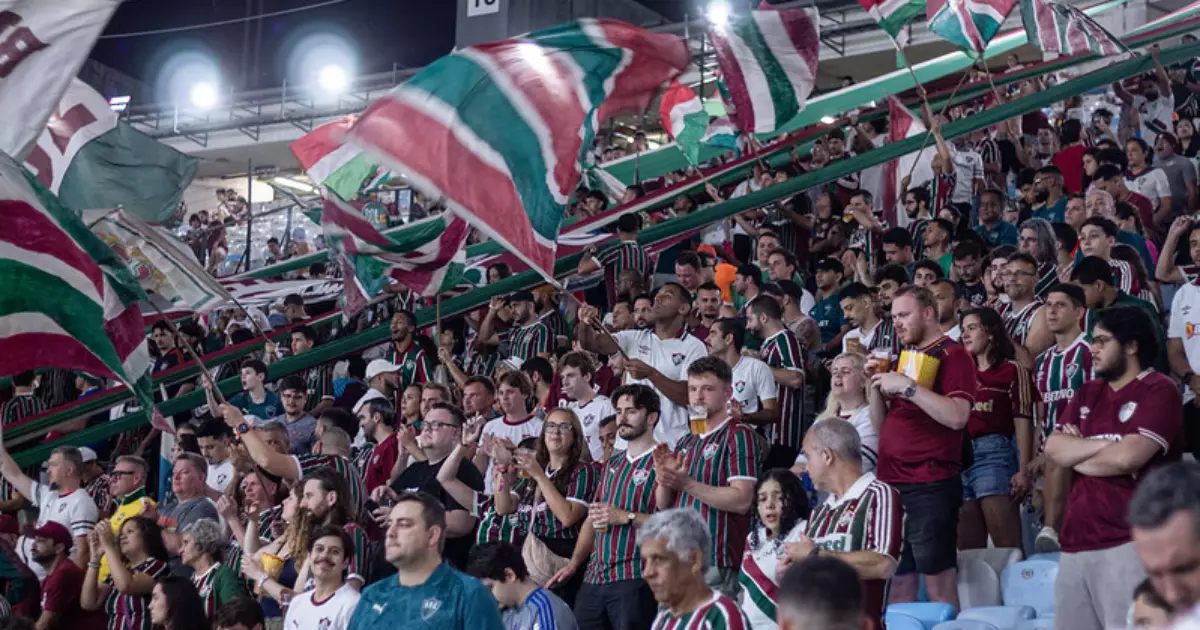 Torcida do Fluminense organiza recepção no Galeão antes de semifinal da Libertadores