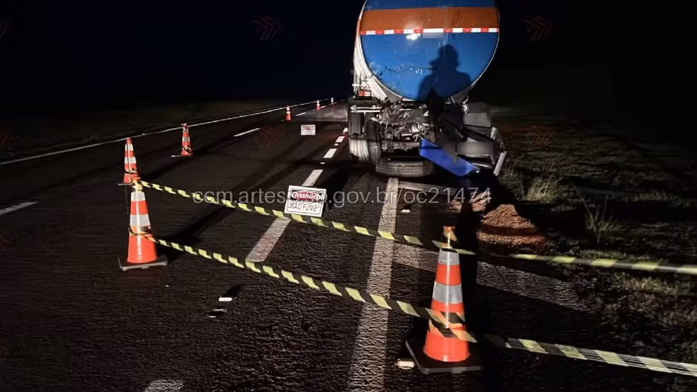 Acidente na SP-270 derrama 47 toneladas de álcool e deixa ferido