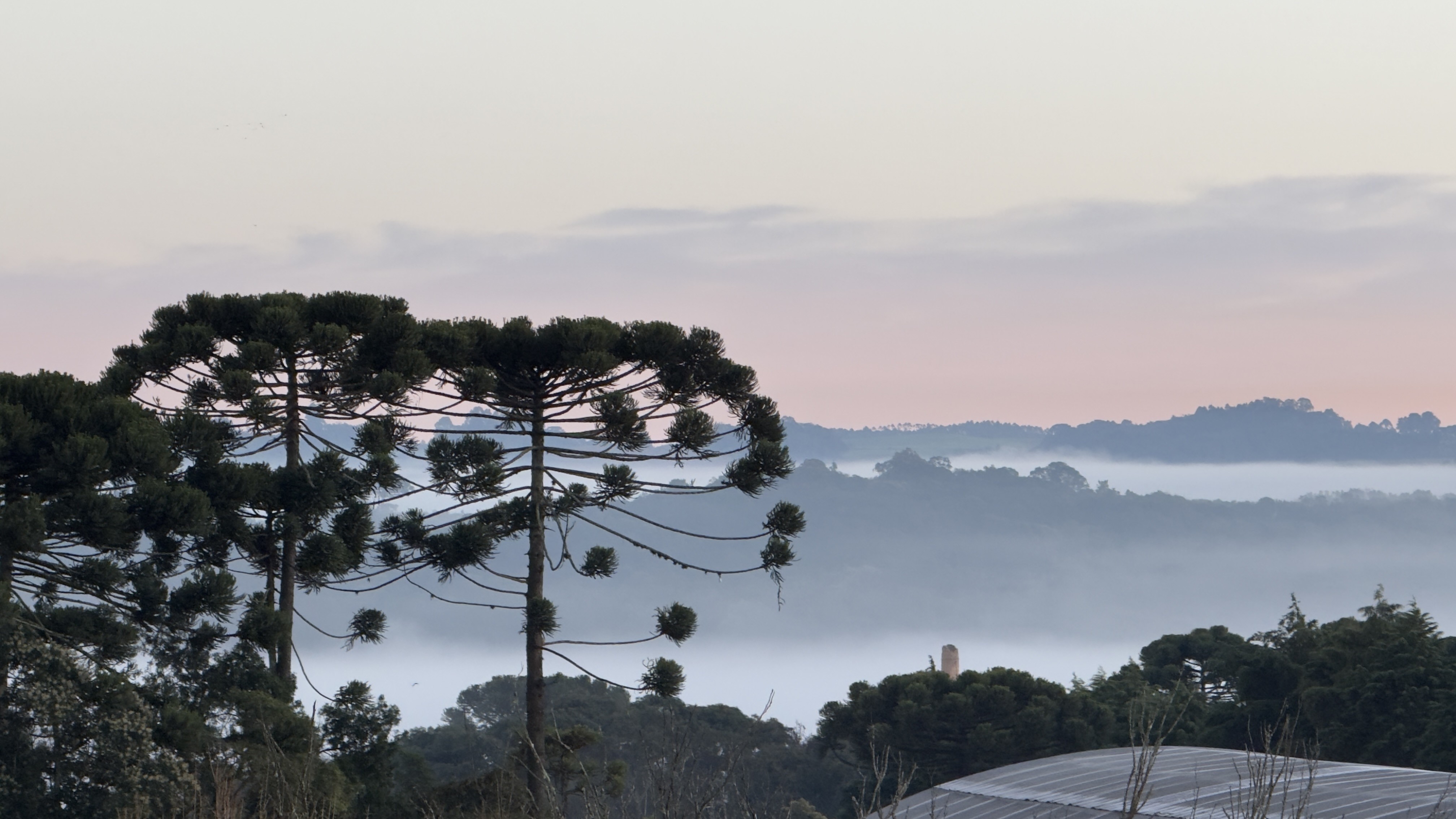 Frente fria e temporais atingem o Paraná com queda nas temperaturas