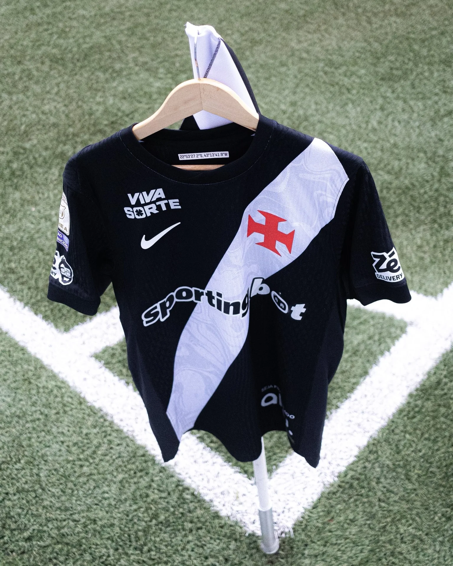 Vasco estampa site de inteligência artificial na camisa contra o Flamengo