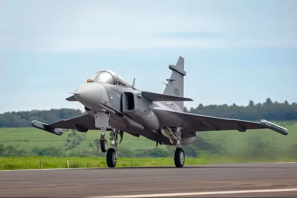 Primeiro caça Gripen E fabricado no Brasil realiza voo inaugural