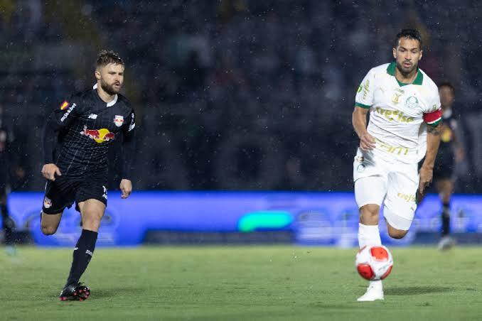 Palmeiras enfrenta o Bragantino em busca da liderança do Brasileirão