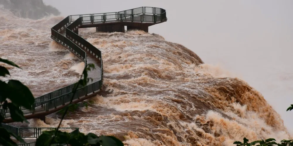 Foz do Iguaçu enfrenta interdição de passarelas e repercute eleições