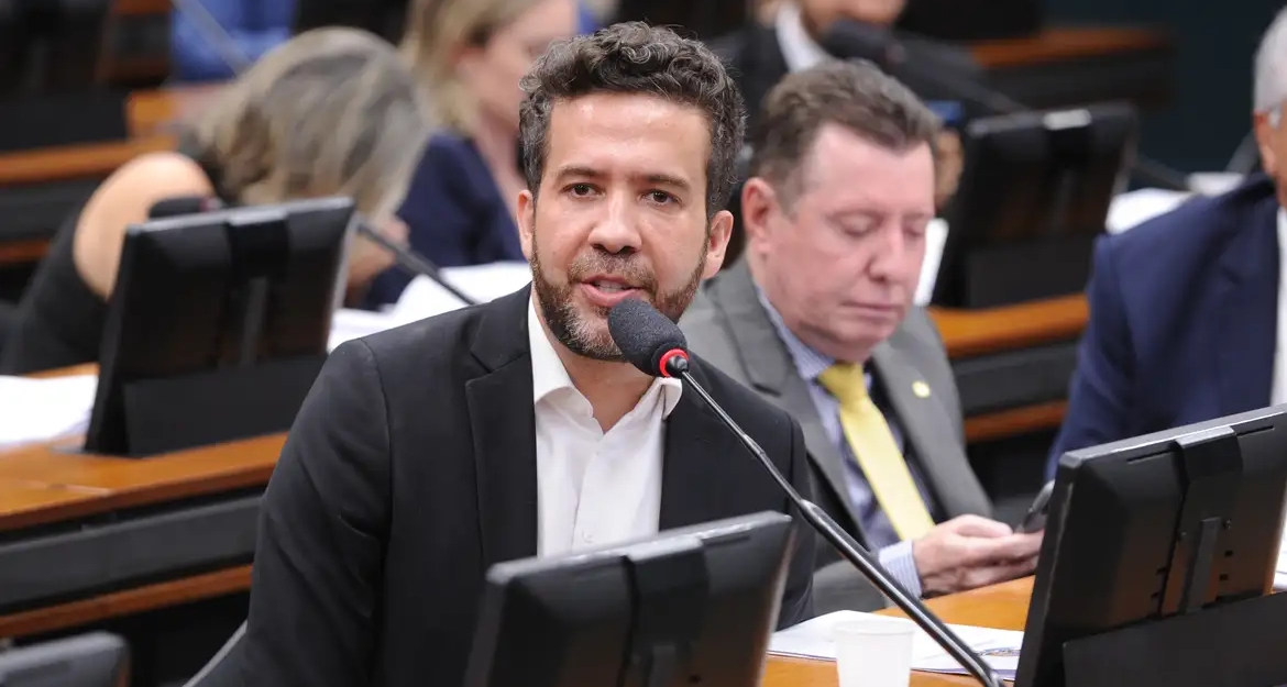 André Janones tem alta prevista em até 48 horas após internação na UTI