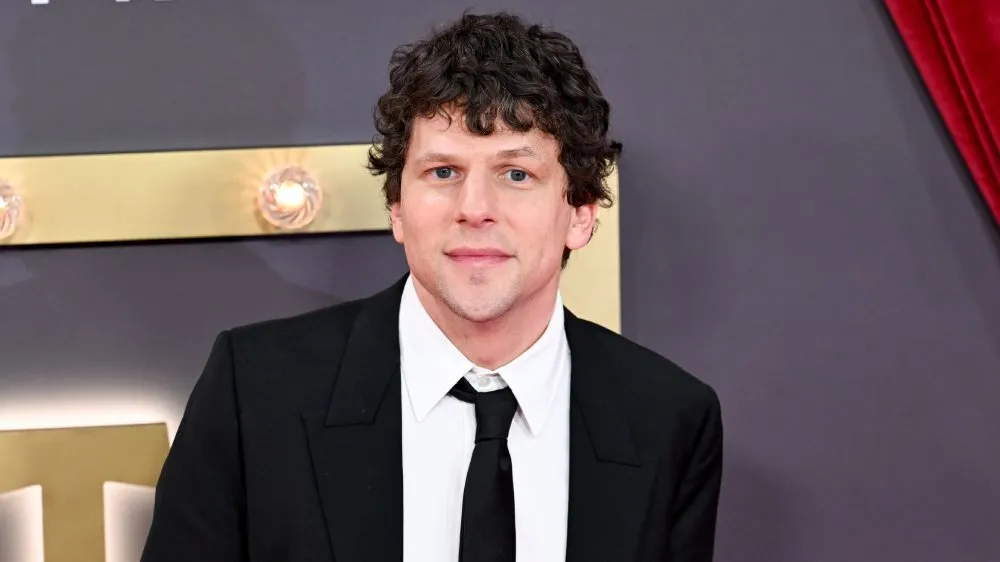 Jesse Eisenberg aponta que Razzie afetou sua carreira em grandes estúdios