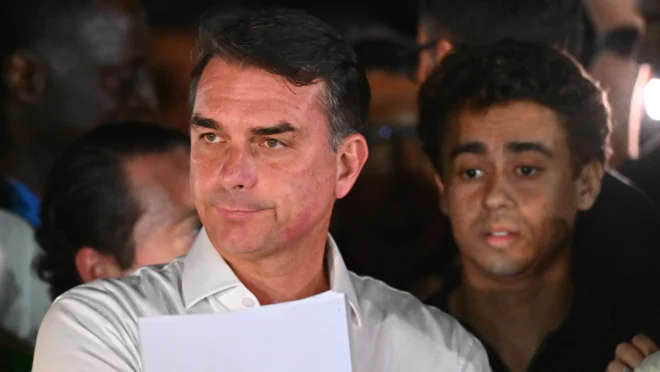 PF apura suposta fuga de Flávio Bolsonaro para a Argentina