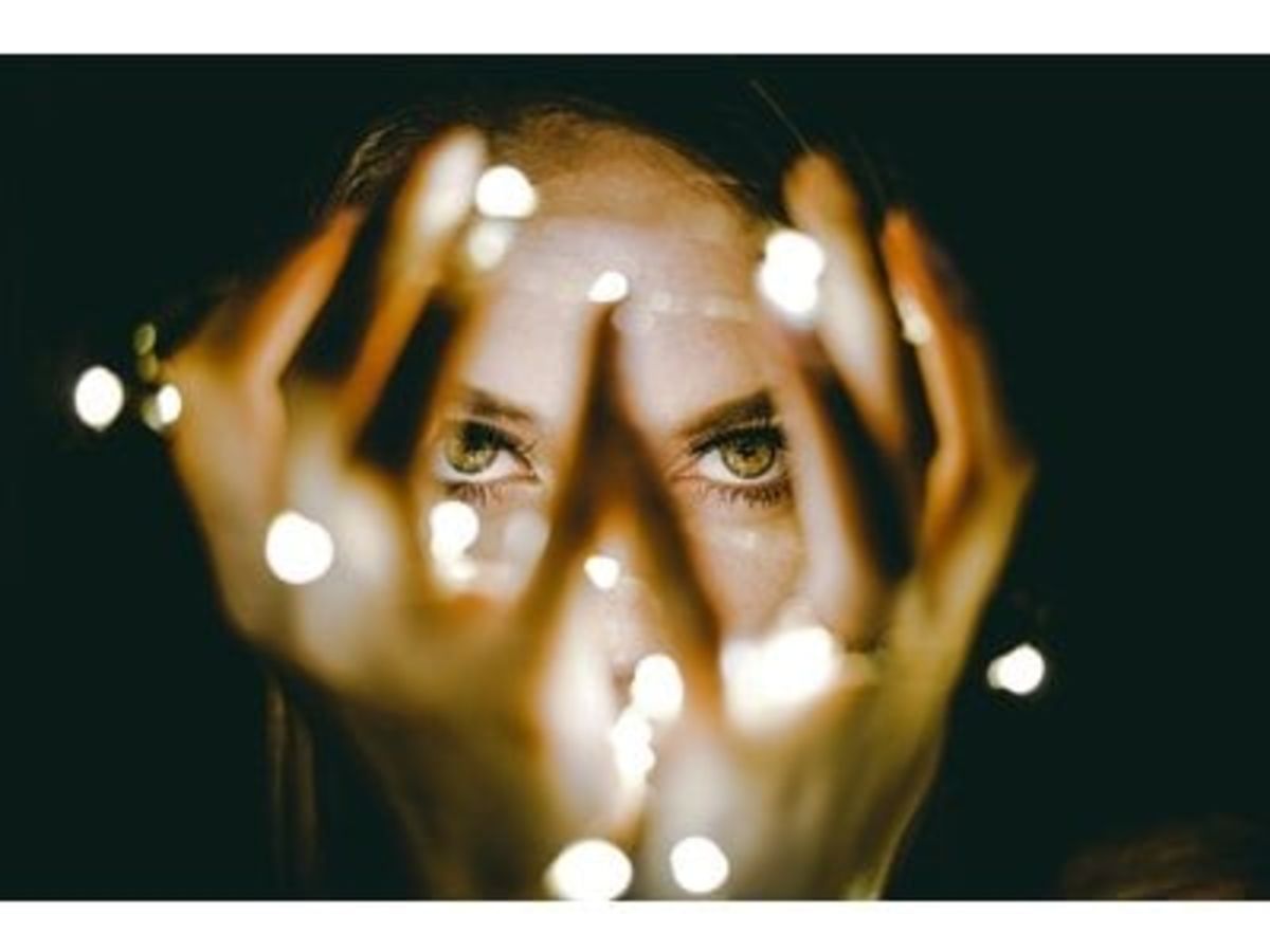 Astrologia e cultura pop se encontram em guia de velas aromáticas do zodíaco