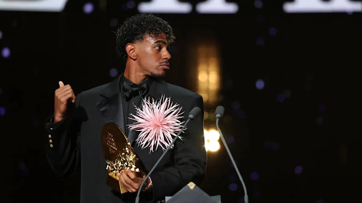 Lamine Yamal conquista seu terceiro Troféu Kopa consecutivo em Londres