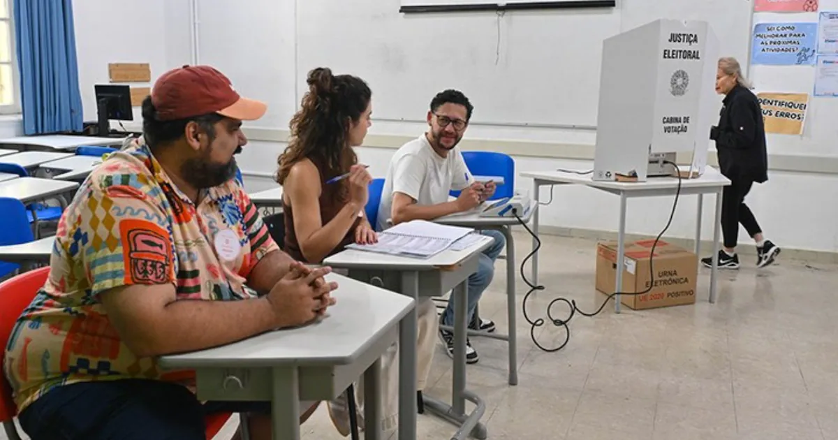 Justiça Eleitoral prepara urnas eletrônicas e convoca mesários para o 2º turno