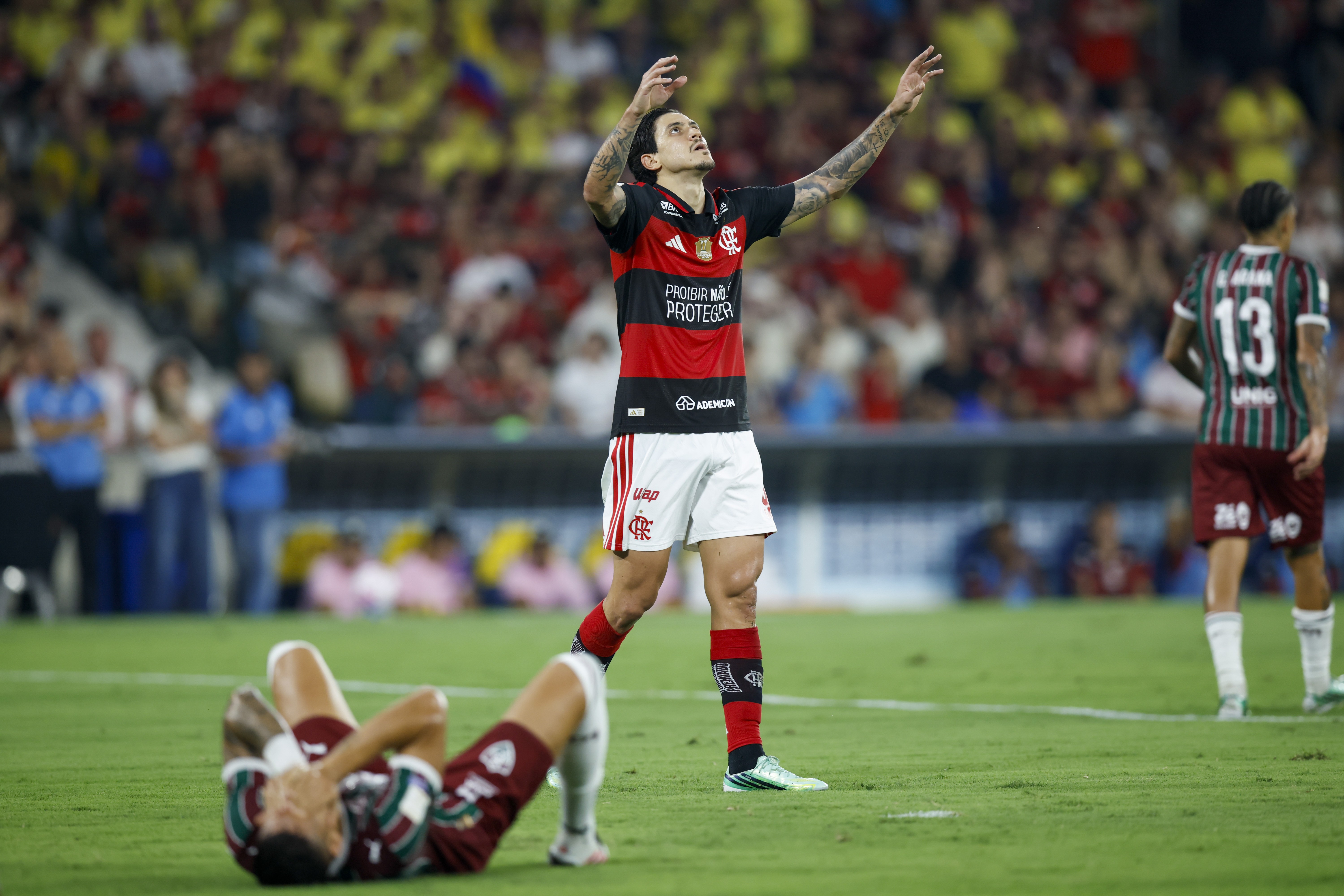 Fase de Pedro no Flamengo contrasta com destaque de companheiros