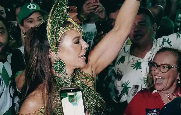Paolla Oliveira é coroada rainha de bateria da Imperatriz Leopoldinense