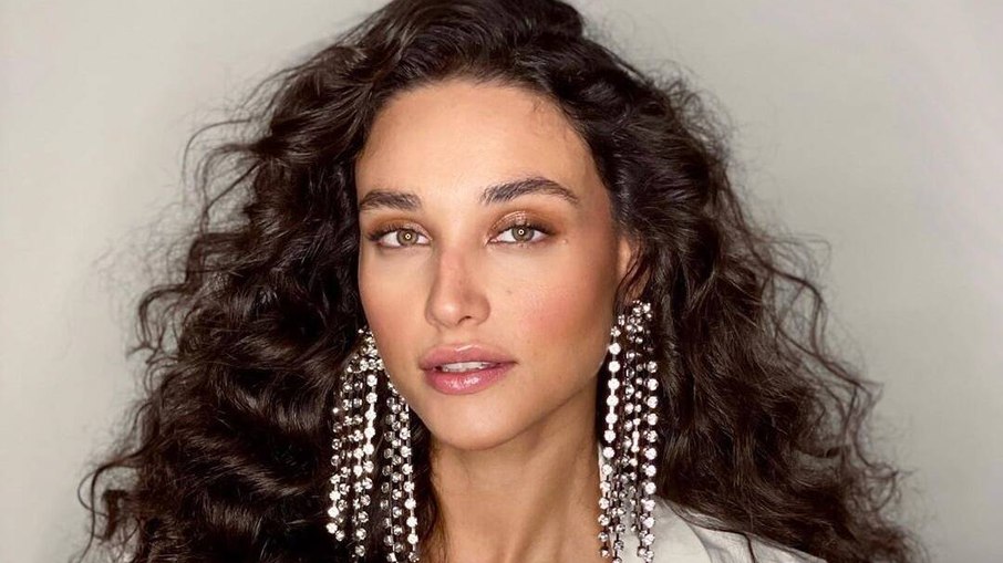 Atriz Débora Nascimento é citada em comédia dramática mexicana Homem ao Mar