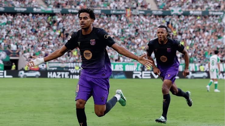 Barcelona goleia o Real Betis em partida marcada por expulsão