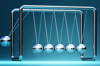 O funcionamento físico e a história do pêndulo de Newton