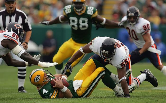 Packers e Bears se enfrentam pela NFL com homenagens a Mike Ditka
