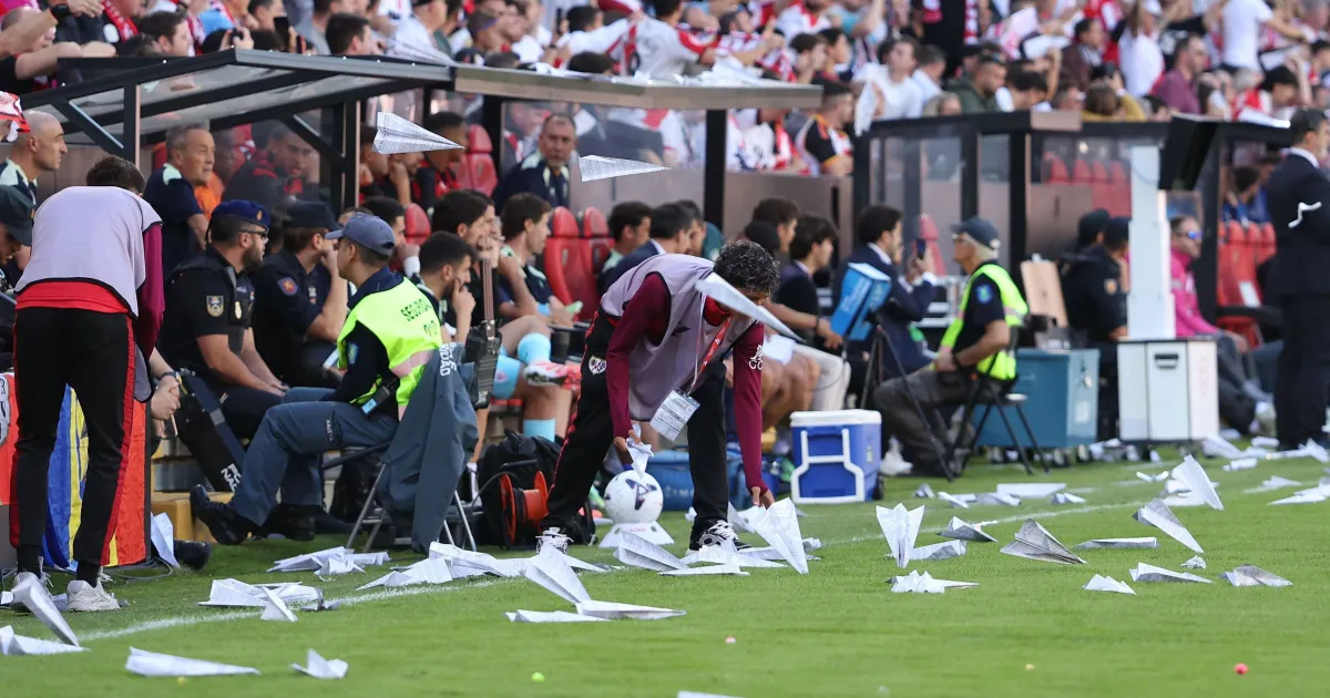 Protesto da torcida suspende jogo entre Rayo Vallecano e Athletic Bilbao