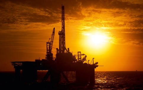 Preços do petróleo sobem com conflitos e tempestade nos EUA