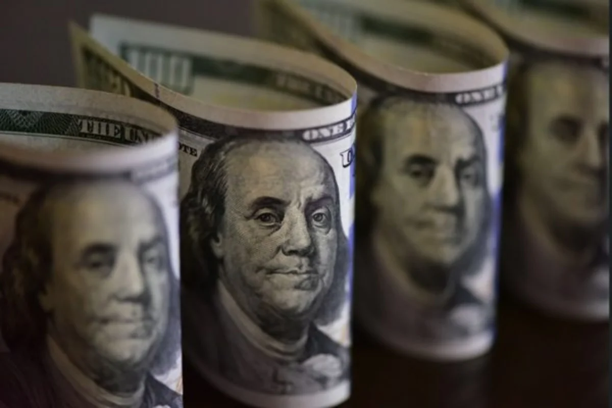 Dólar despenca e fecha cotado a R$ 5 após primeiro turno