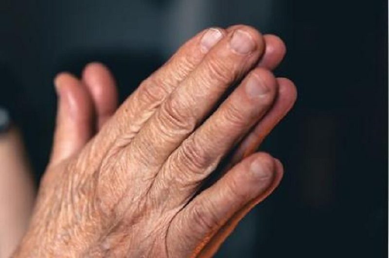 Idoso com desnutrição severa e pés amputados é resgatado trancado em casa em MT