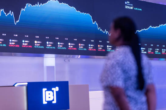 Ibovespa avança e dólar recua no último dia útil antes do segundo turno