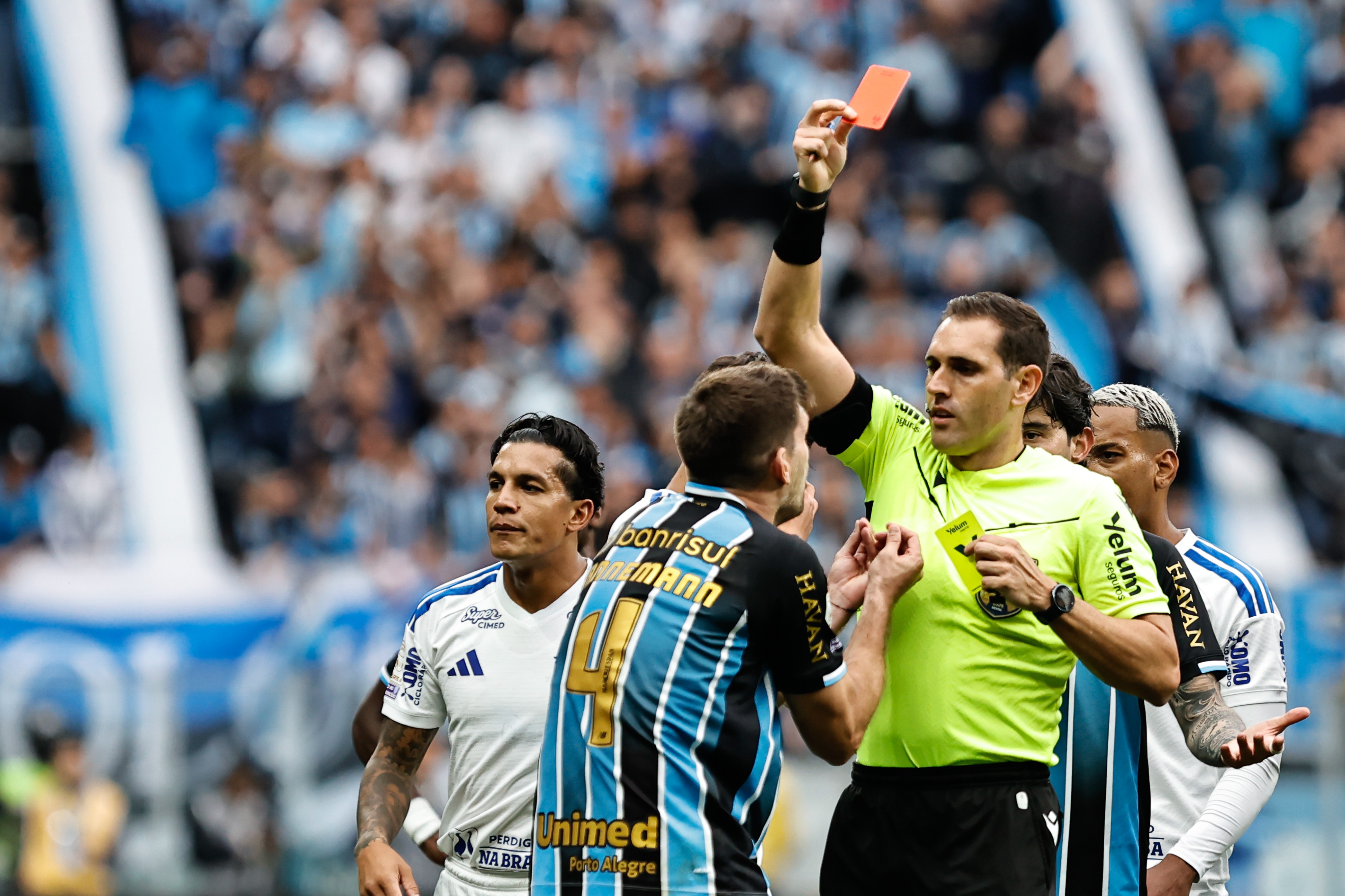 Capitão do Grêmio, Kannemann é expulso por gesto de roubo contra o Cruzeiro
