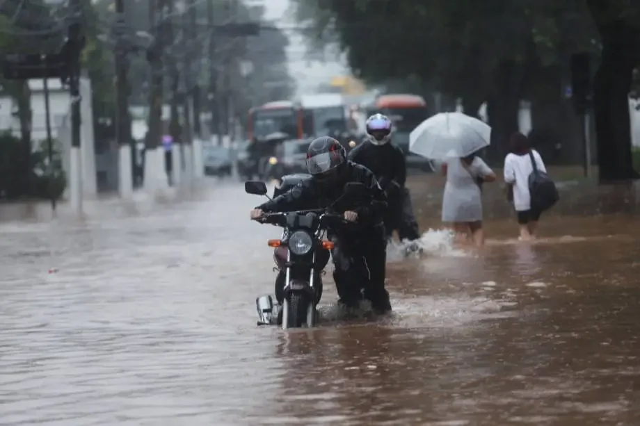 Chuva forte causa alagamentos e transtornos em São Paulo