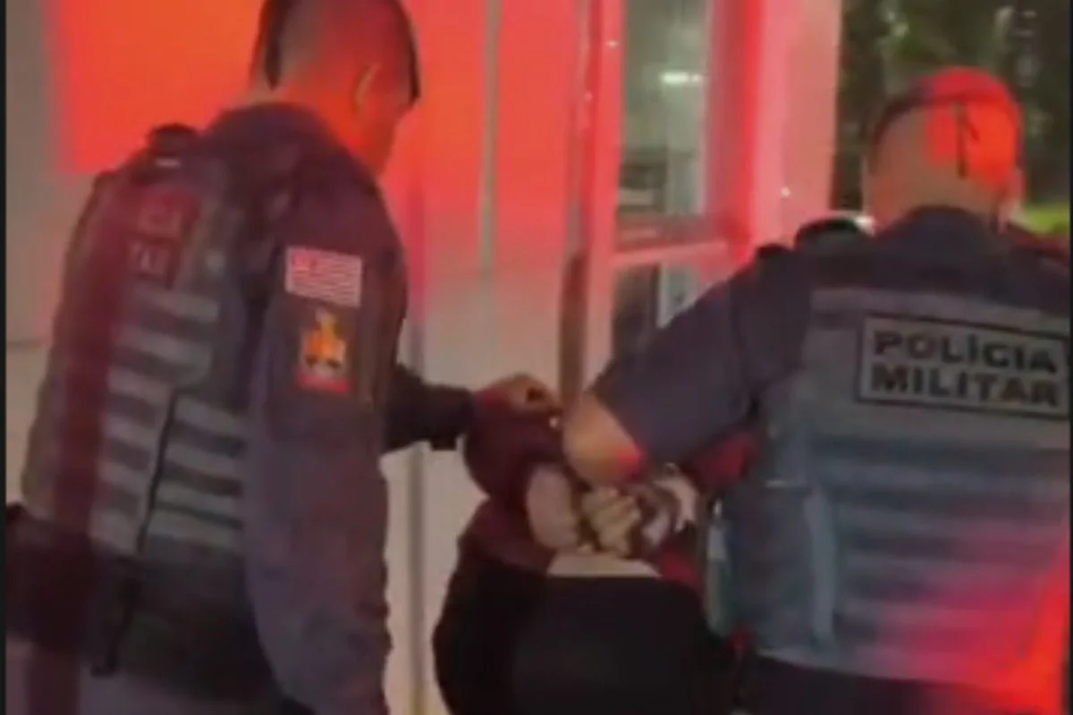 Menina sequestrada pelo pai é resgatada após piscar para policiais em SP