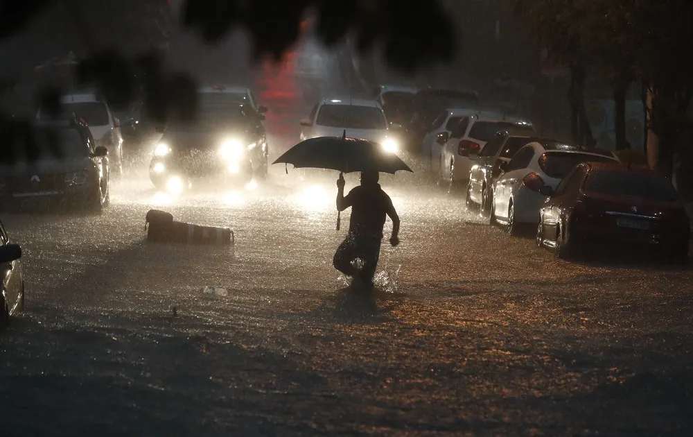 Frente fria suspende travessias em Salvador e traz alerta de temporais