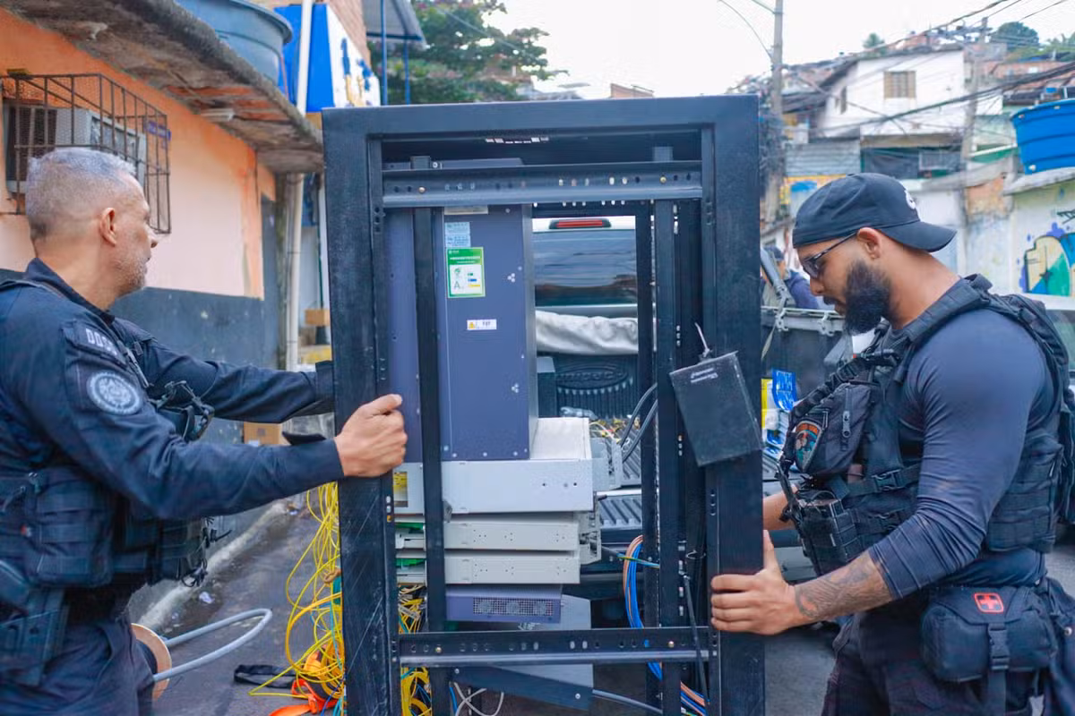 Operação da PF desarticula esquema de internet do tráfico no RJ