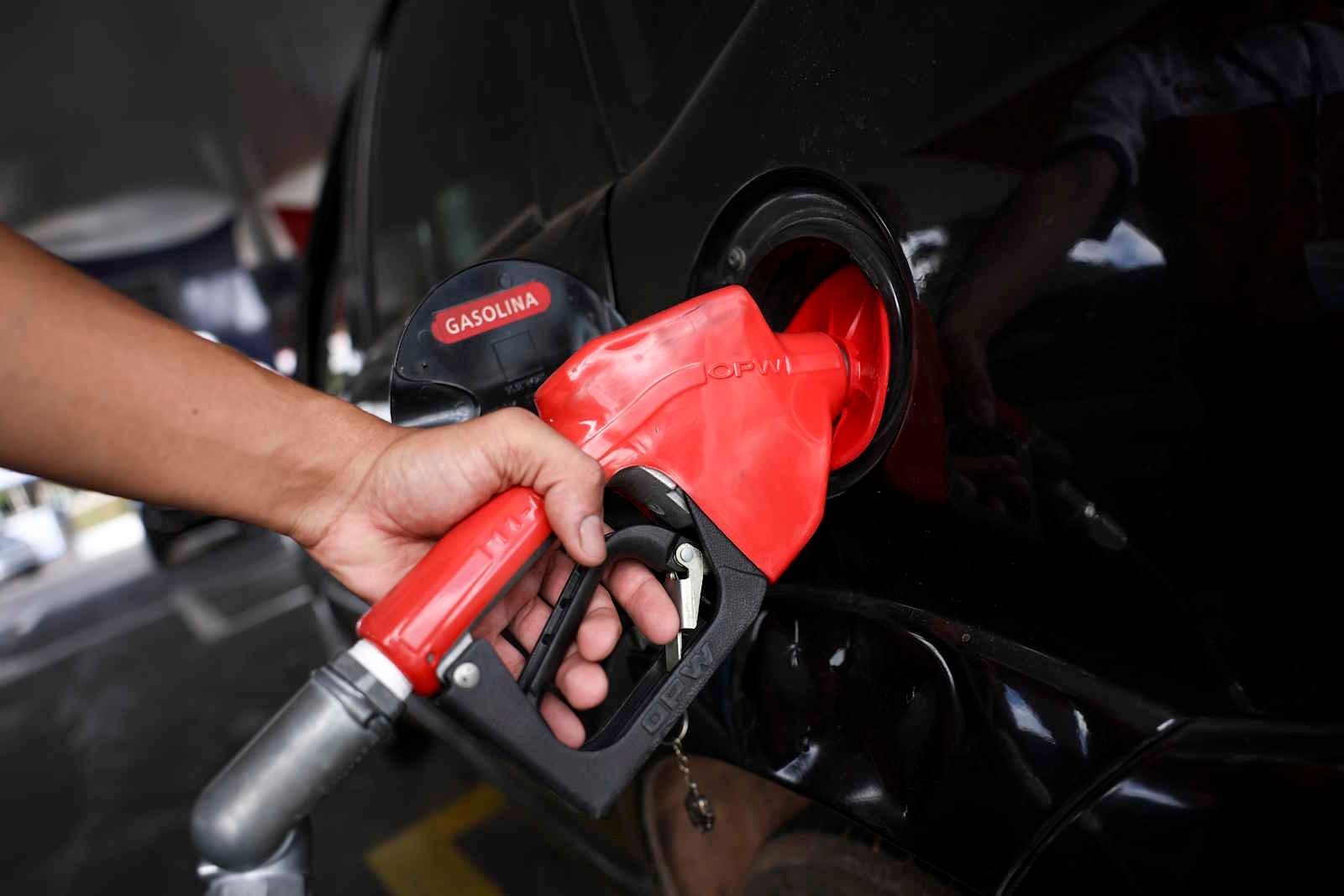 Preços da gasolina variam no Brasil e se mantêm estáveis em El Salvador