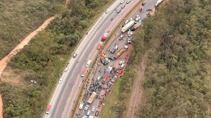 Engavetamento na BR-040 interdita pista em Nova Lima