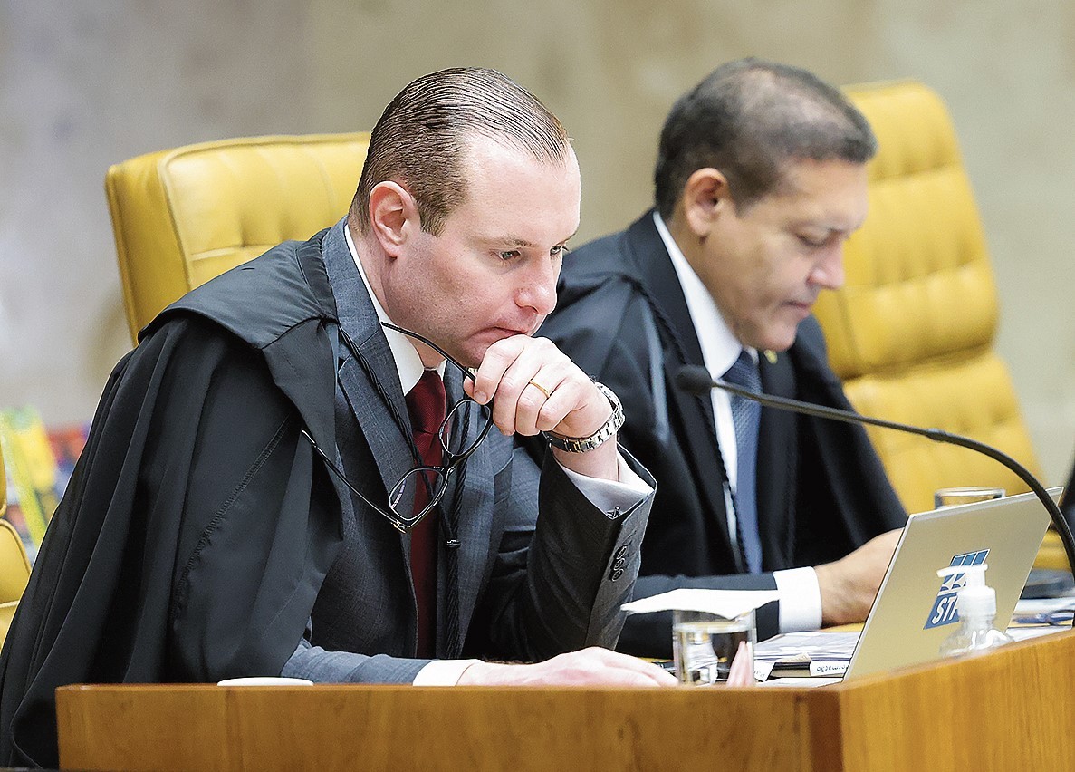Decisão de Zanin prorroga votação até as 19h e gera impasse no segundo turno