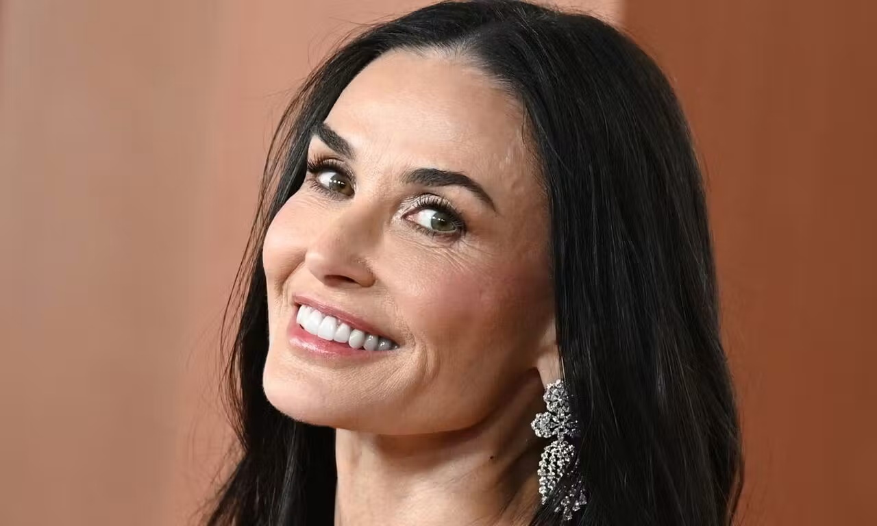 Demi Moore relembra salário histórico e reflexões sobre Striptease