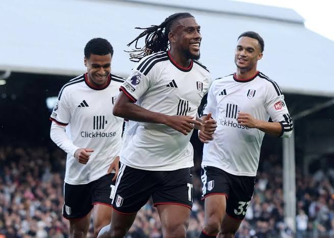 Fulham vence Hull City e dá respiro a Alvaro Arbeloa na Premier League